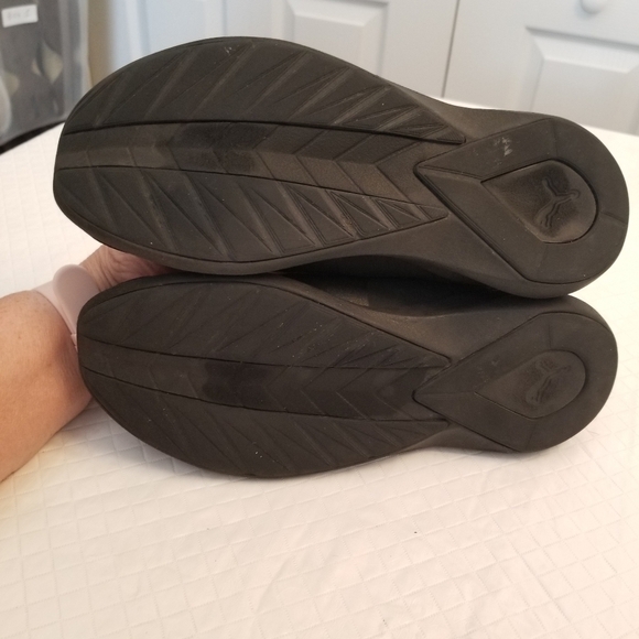 Puma soft foam size 7.5 black. Flaw in one insole. - Picture 3 of 6